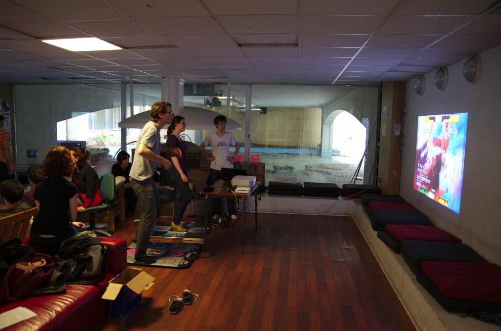 Une session de Dance Dance Revolution au Foyer